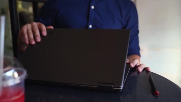 Homem freelancer jovem abre e começa a usar laptop com sistema de reconhecimento facial biométrico no escritório. Desenvolvedor começa seu dia de trabalho remoto no café. Computador com identificação facial . — Vídeo de Stock