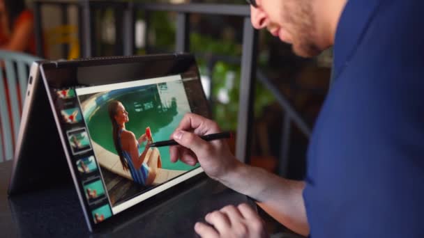 Freelancer retoucher man werkt op converteerbare laptop computer met foto-editing software met behulp van stylus. Fotograaf of ontwerper digitale kunstenaar beeldverwerking. 2 in 1 met touchscreen in tentmodus. — Stockvideo