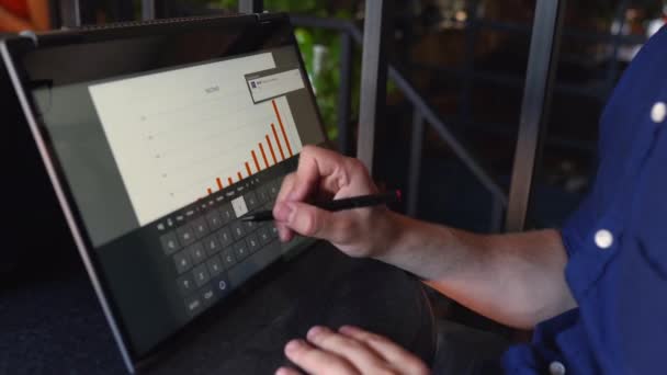 Empresario hace una presentación con lápiz óptico y portátil convertible con pantalla táctil en modo tienda. Tipo freelancer en el teclado de la pantalla y utilizar el reconocimiento de texto gráfico trabajando con 2 en 1 portátil . — Vídeo de stock