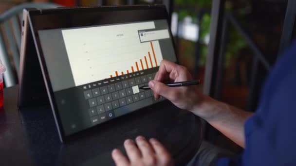Affärsman gör en presentation med hjälp av stylus och cabriolet laptop med pekskärm i tältläge. Frilansare typ på skärmen tangentbord och använda grafisk text erkännande arbetar med 2 i 1 bärbar dator. — Stockvideo