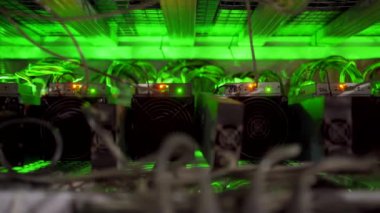 Büyük çiftlikteki kripto para madenciliği ekipmanları. ASIC madencileri sunucu odasında bitcoin 'i rafa kaldırıyor. Entegre devre engelleme teknolojisi uygulaması. Kaydırma kamerası.