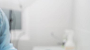 Eldivenli doktor, Çin koronavirüsünün analizi için kan test tüpleriyle çalışıyor. Bilim adamı teknisyeni santrifüje boştur diyor. Covid virüs salgını araştırma ve aşı geliştirme kavramı.