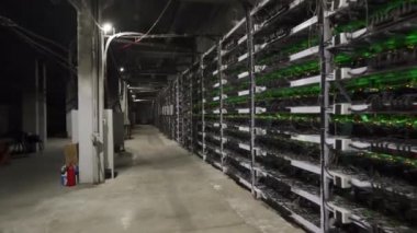 Büyük çiftlikteki kripto para madenciliği ekipmanları. Kürsüdeki ASC 'ler sunucu odasında Bitcoin' i rafa kaldırıyor. Entegre devre madencileri için engelleme teknolojisi uygulaması. Raflar boyunca sabit kamera görüntüleri.