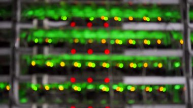 Büyük kablolu internet veri tabanı deposu. ASIC madencileri sunucu odasında bitcoin 'i rafa kaldırıyor. Büyük çiftlikteki kripto para madenciliği ekipmanları. Süper bilgisayar ışıklarla yanıp sönüyor. Bokeh ışıklarını sil