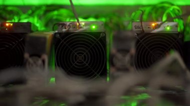 Büyük çiftlikteki kripto para madenciliği ekipmanları. ASIC madencileri sunucu odasında bitcoin 'i rafa kaldırıyor. Entegre devre engelleme teknolojisi uygulaması. Kaydırma kamerası.