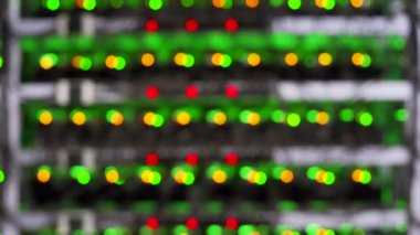 Büyük kablolu internet veri tabanı deposu. ASIC madencileri sunucu odasında bitcoin 'i rafa kaldırıyor. Büyük çiftlikteki kripto para madenciliği ekipmanları. Süper bilgisayar ışıklarla yanıp sönüyor. Bokeh ışıklarını sil