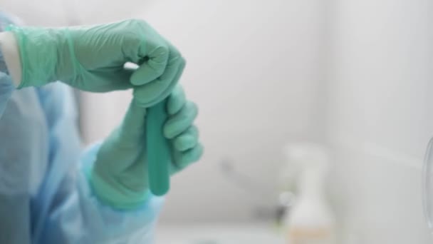De arts in handschoenen werkt met bloedreageerbuizen voor de analyse van het Chinese coronavirus. Wetenschapstechnicus haalt stofzuigers uit centrifuges. Covid virus epidemie onderzoek en vaccin ontwikkeling concept. — Stockvideo