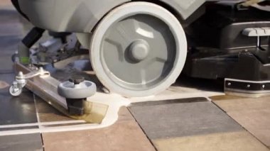 Sokak süpürücü araba kaldırım temizleme levhaları basınçlı temizleme ve dışarıda dönen süpürgeler. Yol temizleme makinesi detayları. Koronavirüs karantinasında antibakteriyel önlemler.