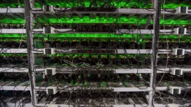 Büyük çiftlikteki kripto para madenciliği ekipmanları. ASIC madencileri sunucu odasında bitcoin 'i rafa kaldırıyor. Entegre devre engelleme teknolojisi uygulaması. Hala tripodda.