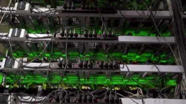 Büyük çiftlikteki kripto para madenciliği ekipmanları. ASIC madencileri sunucu odasında bitcoin 'i rafa kaldırıyor. Entegre devre engelleme teknolojisi uygulaması. Üçayak eğik.