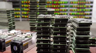 Onarım servis merkezinde radyatörlü ASIC elektrik devreleri. Arka planda yanıp sönen ışıklar olan büyük çiftlikteki kripto para madenciliği ekipmanları. Bitcoin madencileri yedek parça bileşenleri