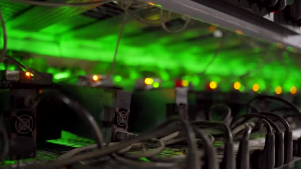 Grote bekabelde internet datacenter opslag. Cryptogeld mijnbouw apparatuur op grote boerderij. ASIC mijnwerkers op tribune rekken de mijne Bitcoin in serverruimte. Supercomputer knippert met lichten. Slider camera. — Stockvideo