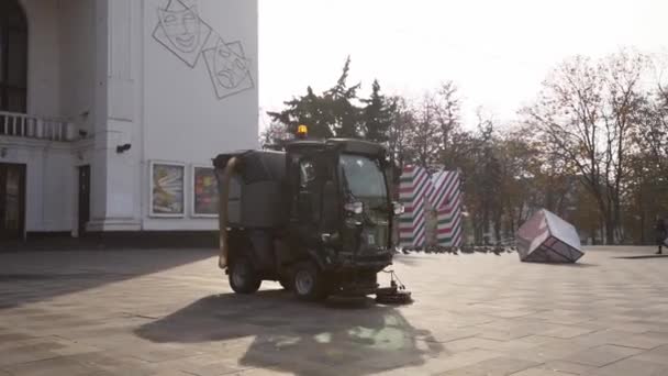 12 mars 2020 - Mariupol, Ukraina. Street sopare bil rengöring stad trottoar beläggning plattor med tryckbrickor och roterande kvastar utomhus. Detaljer för vägsopningsmaskin. — Stockvideo