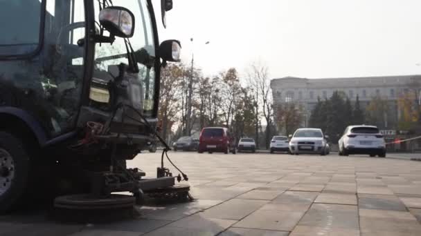 Street sopare bil rengöring stad trottoar beläggning plattor med tryckbrickor och roterande kvastar utomhus. Vägsopningsmaskinens detaljer. Antibakteriella sanitära åtgärder mot karantän för coronavirus. — Stockvideo