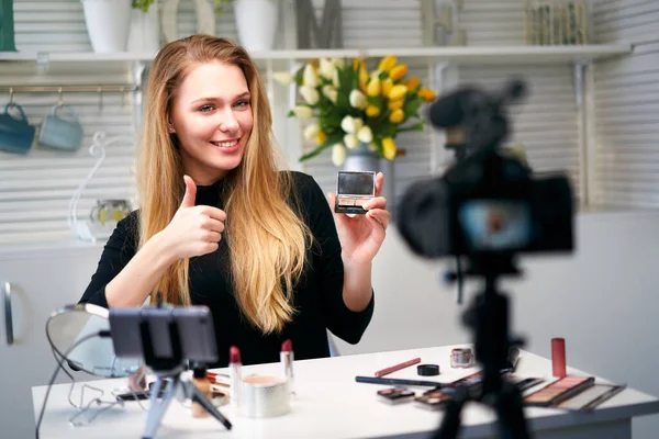 Güzellik blogcusu kadın kameranın yanında günlük makyaj rutin çekimleri yapıyor. Etkilenen kız canlı yayın kozmetik ürünleri incelemesi yapıyor. Vlogger dişisi göz farı paleti öneriyor.. — Stok fotoğraf