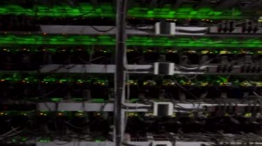 Büyük kablolu internet veri tabanı deposu. Büyük çiftlikteki kripto para madenciliği ekipmanları. ASIC madencileri sunucu odasında bitcoin 'i rafa kaldırıyor. Süper bilgisayar ışıklarla yanıp sönüyor. Sabit kamera görüntüleri.