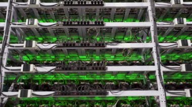 Büyük kablolu internet veri tabanı deposu. Büyük çiftlikteki kripto para madenciliği ekipmanları. ASIC madencileri sunucu odasında bitcoin 'i rafa kaldırıyor. Süper bilgisayar ışıklarla yanıp sönüyor. Kaydırma kamerası.