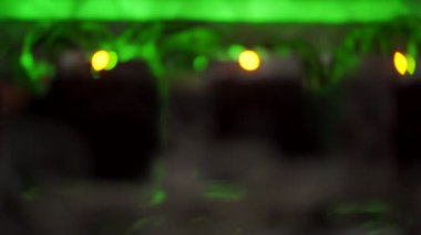 Büyük kablolu internet veri tabanı deposu. ASIC madencileri sunucu odasında bitcoin 'i rafa kaldırıyor. Büyük çiftlikteki kripto para madenciliği ekipmanları. Süper bilgisayar ışıklarla yanıp sönüyor. Bokeh ışıklarını sil