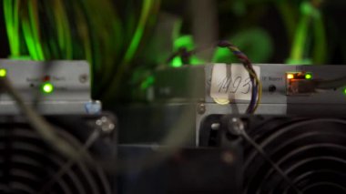Büyük çiftlikteki kripto para madenciliği ekipmanları. ASIC madencileri sunucu odasında bitcoin 'i rafa kaldırıyor. Entegre devre engelleme teknolojisi uygulaması. Üçayaklı panorama.