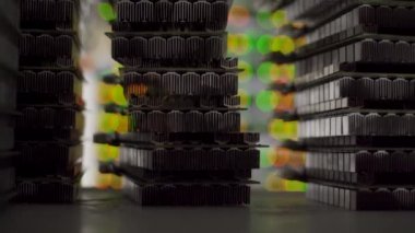 Onarım servis merkezinde radyatörlü ASIC elektrik devreleri. Arka planda yanıp sönen ışıklar olan büyük çiftlikteki kripto para madenciliği ekipmanları. Bitcoin madencileri yedek parça bileşenleri