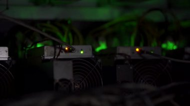 Büyük kablolu internet veri tabanı deposu. Büyük çiftlikteki kripto para madenciliği ekipmanları. ASIC madencileri sunucu odasında bitcoin 'i rafa kaldırıyor. Süper bilgisayar ışıklarla yanıp sönüyor. Işık efektleri.