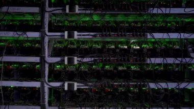 Büyük kablolu internet veri tabanı deposu. Büyük çiftlikteki kripto para madenciliği ekipmanları. ASIC madencileri sunucu odasında bitcoin 'i rafa kaldırıyor. Süper bilgisayar ışıklarla yanıp sönüyor. Işık efektleri.
