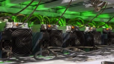Büyük çiftlikteki kripto para madenciliği ekipmanları. ASIC madencileri sunucu odasında bitcoin 'i rafa kaldırıyor. Entegre devre engelleme teknolojisi uygulaması. Kaydırma kamerası.