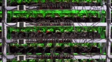 Büyük çiftlikteki kripto para madenciliği ekipmanları. ASIC madencileri sunucu odasında bitcoin 'i rafa kaldırıyor. Entegre devre engelleme teknolojisi uygulaması. Üçayak eğik.