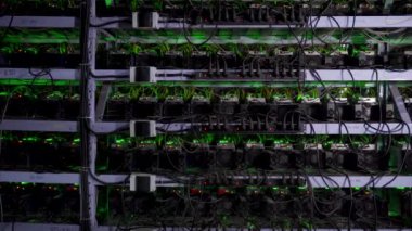 Büyük çiftlikteki kripto para madenciliği ekipmanları. ASIC madencileri sunucu odasında bitcoin 'i rafa kaldırıyor. Entegre devre engelleme teknolojisi uygulaması. Işık efektleri