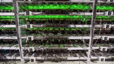 Büyük kablolu internet veri tabanı deposu. Büyük çiftlikteki kripto para madenciliği ekipmanları. ASIC madencileri sunucu odasında bitcoin 'i rafa kaldırıyor. Süper bilgisayar ışıklarla yanıp sönüyor. Üçayak eğik.