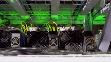 Büyük çiftlikteki kripto para madenciliği ekipmanları. ASIC madencileri sunucu odasında bitcoin 'i rafa kaldırıyor. Entegre devre engelleme teknolojisi uygulaması. Kaydırma kamerası.