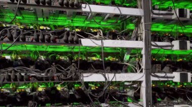 Büyük kablolu internet veri tabanı deposu. Büyük çiftlikteki kripto para madenciliği ekipmanları. ASIC madencileri sunucu odasında bitcoin 'i rafa kaldırıyor. Süper bilgisayar ışıklarla yanıp sönüyor. Hala üç ayaklı atış..