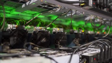 Büyük çiftlikteki kripto para madenciliği ekipmanları. ASIC madencileri sunucu odasında bitcoin 'i rafa kaldırıyor. Entegre devre engelleme teknolojisi uygulaması. Kaydırma kamerası.