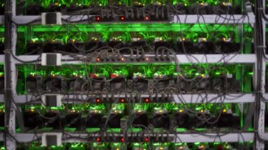 Büyük kablolu internet veri tabanı deposu. Büyük çiftlikteki kripto para madenciliği ekipmanları. ASIC madencileri sunucu odasında bitcoin 'i rafa kaldırıyor. Süper bilgisayar ışıklarla yanıp sönüyor. Hala üç ayaklı atış..
