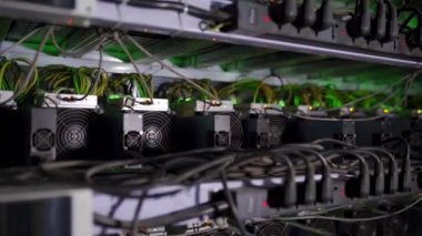 Büyük kablolu internet veri tabanı deposu. Büyük çiftlikteki kripto para madenciliği ekipmanları. ASIC madencileri sunucu odasında bitcoin 'i rafa kaldırıyor. Süper bilgisayar ışıklarla yanıp sönüyor. Işık efektleri.