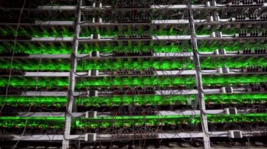 Büyük çiftlikteki kripto para madenciliği ekipmanları. ASIC madencileri sunucu odasında bitcoin 'i rafa kaldırıyor. Entegre devre engelleme teknolojisi uygulaması. Kaydırma kamerası.
