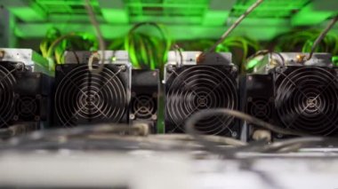 Büyük çiftlikteki kripto para madenciliği ekipmanları. ASIC madencileri sunucu odasında bitcoin 'i rafa kaldırıyor. Entegre devre engelleme teknolojisi uygulaması. Kaydırma kamerası.