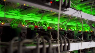 Büyük kablolu internet veri tabanı deposu. Büyük çiftlikteki kripto para madenciliği ekipmanları. ASIC madencileri sunucu odasında bitcoin 'i rafa kaldırıyor. Süper bilgisayar ışıklarla yanıp sönüyor. Kaydırma kamerası.