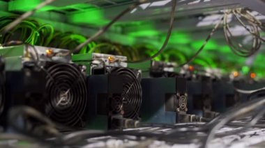 Büyük çiftlikteki kripto para madenciliği ekipmanları. ASIC madencileri sunucu odasında bitcoin 'i rafa kaldırıyor. Entegre devre engelleme teknolojisi uygulaması. Kaydırma kamerası.