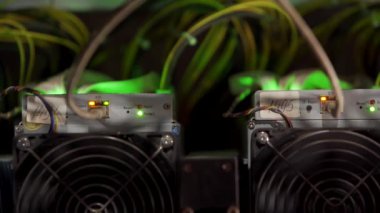 Büyük çiftlikteki kripto para madenciliği ekipmanları. ASIC madencileri sunucu odasında bitcoin 'i rafa kaldırıyor. Entegre devre engelleme teknolojisi uygulaması. Üçayaklı panorama.