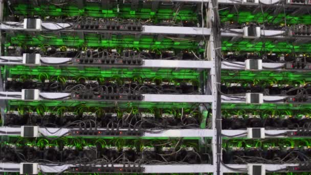 Grand stockage de datacenter Internet câblé. Matériel minier crypto-monnaie sur grande ferme. mineurs ASIC sur supports de stand mine Bitcoin dans la salle des serveurs. Superordinateur clignotant avec des lumières. Panorama du trépied . — Video