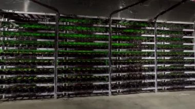 Büyük kablolu internet veri tabanı deposu. Büyük çiftlikteki kripto para madenciliği ekipmanları. ASIC madencileri sunucu odasında bitcoin 'i rafa kaldırıyor. Süper bilgisayar ışıklarla yanıp sönüyor. Sabit kamera görüntüleri.