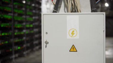 Santral ve otomatik şalterlere sahip büyük elektrik kalkanı geniş kablolu internet veri tabanının depolama odasına güç sağlıyor. Kripto para birimi madencilik ekipmanları çiftliği. ASIC madencileri süper bilgisayar ışıkları.