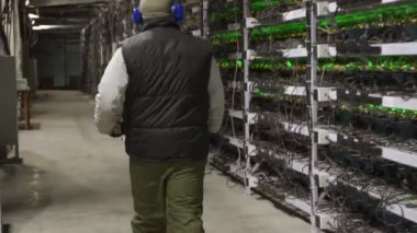 Veri merkezi tanı teknisyeni sunucu odasındaki maden malzemesi rafları boyunca yürür. Ağ yöneticisi ağ donanımı ile büyük bilgisayar kümelerini kontrol eder. ASIC madenci hizmet mühendisi.