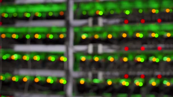 Großes kabelgebundenes Internet-Rechenzentrum. ASIC-Minenarbeiter auf Standbrettern fördern Bitcoin im Serverraum. Kryptowährungsbergbaugeräte auf einem großen Bauernhof. Supercomputer blinkt mit Lichtern. Defokussiertes Bokeh-Licht — Stockvideo