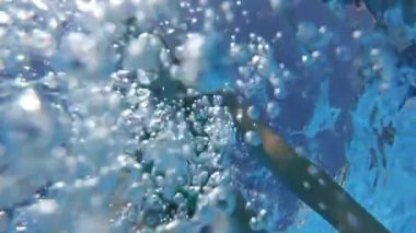 Yüzme havuzunda mayo giymiş güzel bir kadın kendini kameraya çekiyor. Karışık ırk kızı suyun altında selfie çekerken video çekiyor. Plaj partisinde arkadaşlarla parti yapmak.