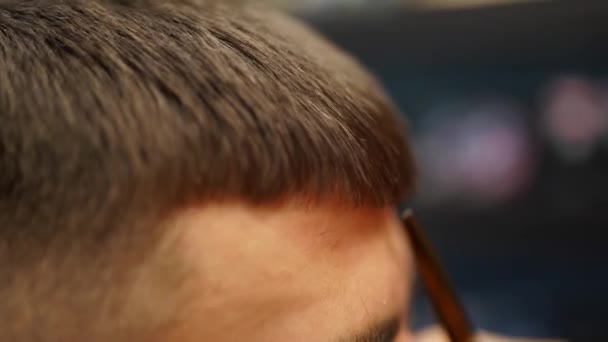 Peluquera corte mans pelo con tijeras y peine. Cortador de pelo femenino trabajando sirviendo cliente. Elegante hombre sentado en la silla de la peluquería vintage. Mujer estilista haciendo corte de pelo de moda. Macro . — Vídeo de stock