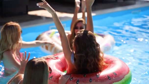 Hermosas chicas guapas calientes en bikini tienen fiesta en la piscina bailando con colchón flotante de sandía inflable. Glamour mujeres ajustadas en trajes de baño, gafas de sol divertirse relajarse, discoteca en el día de verano soleado. — Vídeos de Stock