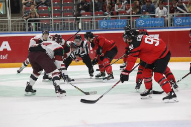 Letonya, Riga 2018.05.01-Arena Riga. Kanada rakip takım Letonya ön turnuva oyun, pre-IIHF Dünya Şampiyonası eylem takım.