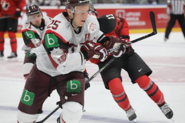 Letonya, Riga 2018.05.01-Arena Riga. Kanada rakip takım Letonya ön turnuva oyun, pre-IIHF Dünya Şampiyonası eylem takım.